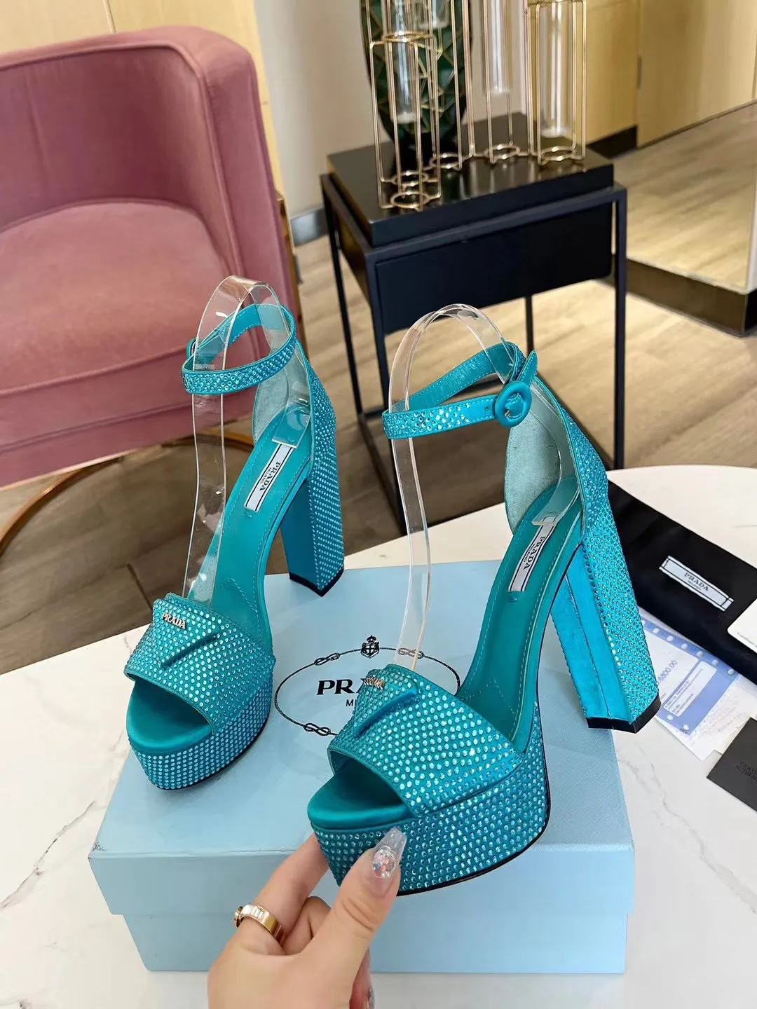 👟👟Ex-factory price 600👟👟 (imitation leather bottom-20) 👉New arrival👈Remove the original board and make a 1:1 replica‼ ️The highest version ✅ Prada's early spring catwalk hot style 😘The latest spring model Thick heel water platform rhinestone series (genuine leather outsole) (simulated leather sole) A must-have for goddesses The upper and the feet are super beautiful 👉The upper is made of imported open-edge beaded cowhide, soft and textured, lining + foot pads, imported sheepskin, breathable and comfortable, private model water platform, heel platform 3.5M, heel height 11.5M Code number 35M-39M (34 40 414243 (custom-made, non-refundable and non-exchangeable)